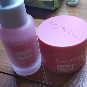 [New] Glad2Glow PDRN NIACINAMIDE TXA BRIGHTENING SERUM 20ML+MOISTURIZER 30G Glowing Instan Bantu Atasi Kulit Kusam Hiperpigmentasi Bekas Jerawat Pelembab Pencerah Kulit Kenyal Kulit Lebih Kenyal memperbaiki mencerahkan Tekstur puding