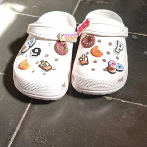 Jibz & Bitz - Aksesoris Sandal Hiasan Sepatu Selempang untuk Penampilan Karakter Unik Menarik dan Nyaman dengan Desain Ganda dan Gaya - Safety, Shoe