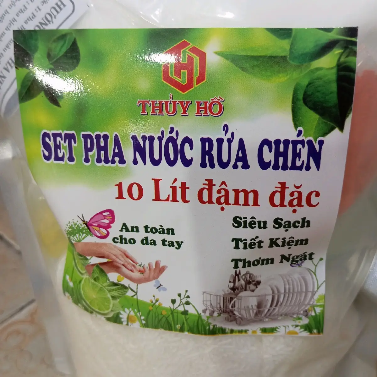 1set.nước rửa chén tự pha( 10lit.) đậm đặc. hương chanh vàng. làm sạch dầu mỡ. trên chén đĩa xoang nồi. không hại da tay.Trọng lượng 900g